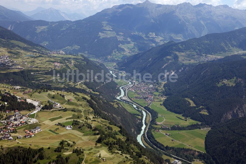 Prutz von oben - Talverlauf des Rechenpass am Ufer des Flußes Inn bei Prutz in Tyrol in Österreich