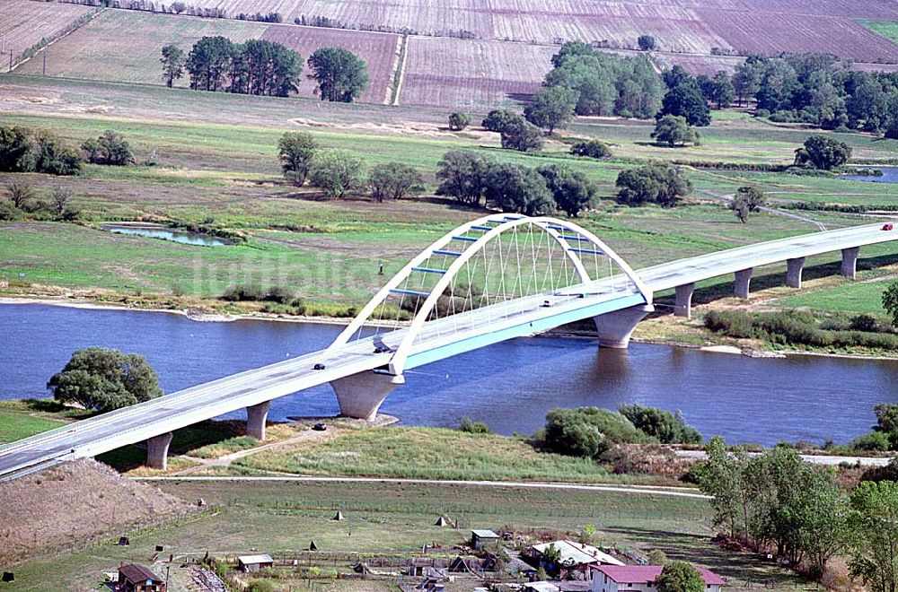 Luftaufnahme Tangermünde / Sachsen-Anhalt - Tangermünde / Sachsen-Anhalt Blick auf die neue Elbbrücke an der neuen Stadtumgehungsstrecke in Tangermünde / Sachsen - Anhalt