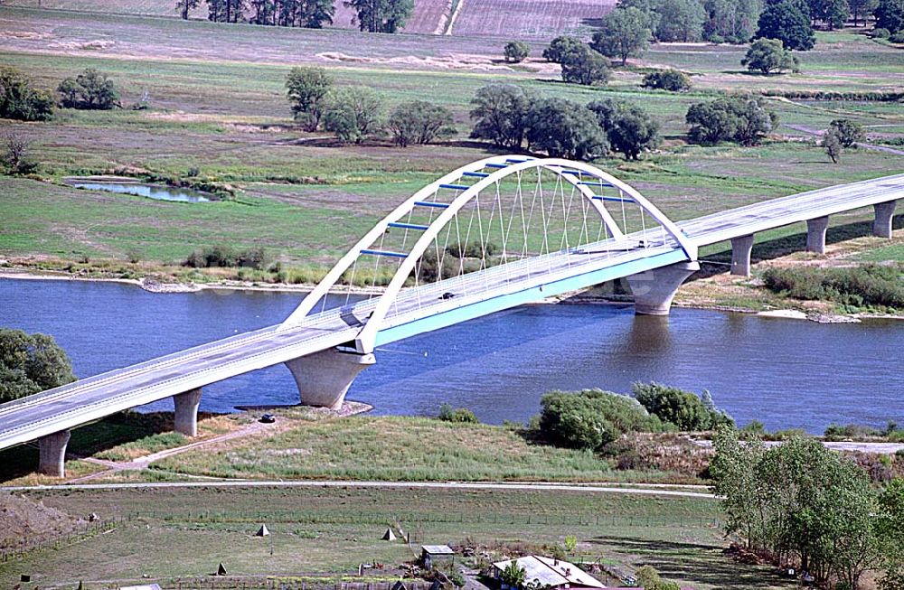 Tangermünde / Sachsen-Anhalt von oben - Tangermünde / Sachsen-Anhalt Blick auf die neue Elbbrücke an der neuen Stadtumgehungsstrecke in Tangermünde / Sachsen - Anhalt