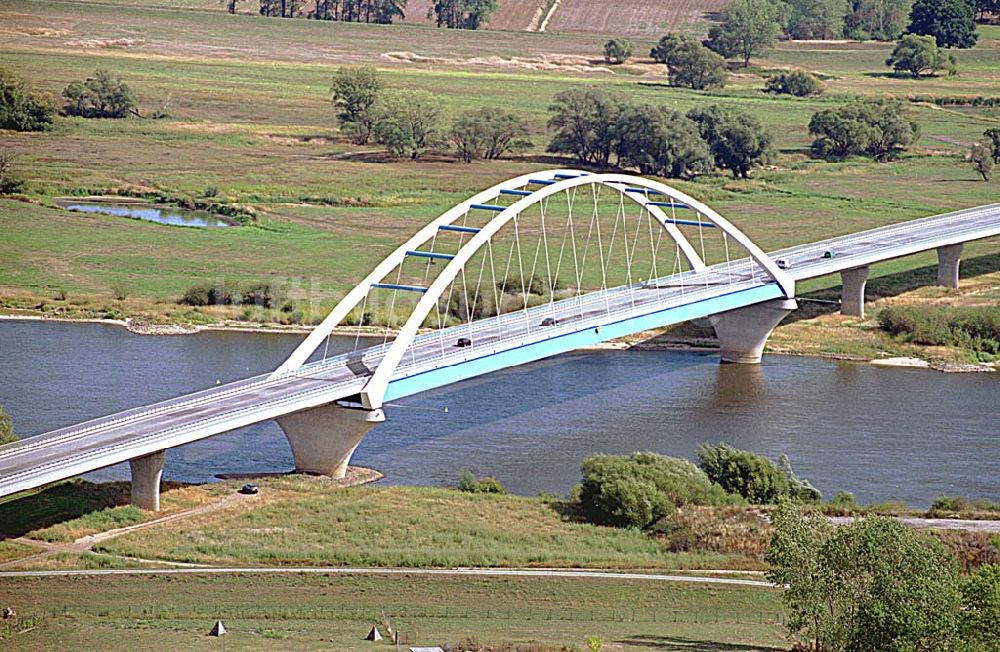 Tangermünde / Sachsen-Anhalt aus der Vogelperspektive: Tangermünde / Sachsen-Anhalt Blick auf die neue Elbbrücke an der neuen Stadtumgehungsstrecke in Tangermünde / Sachsen - Anhalt