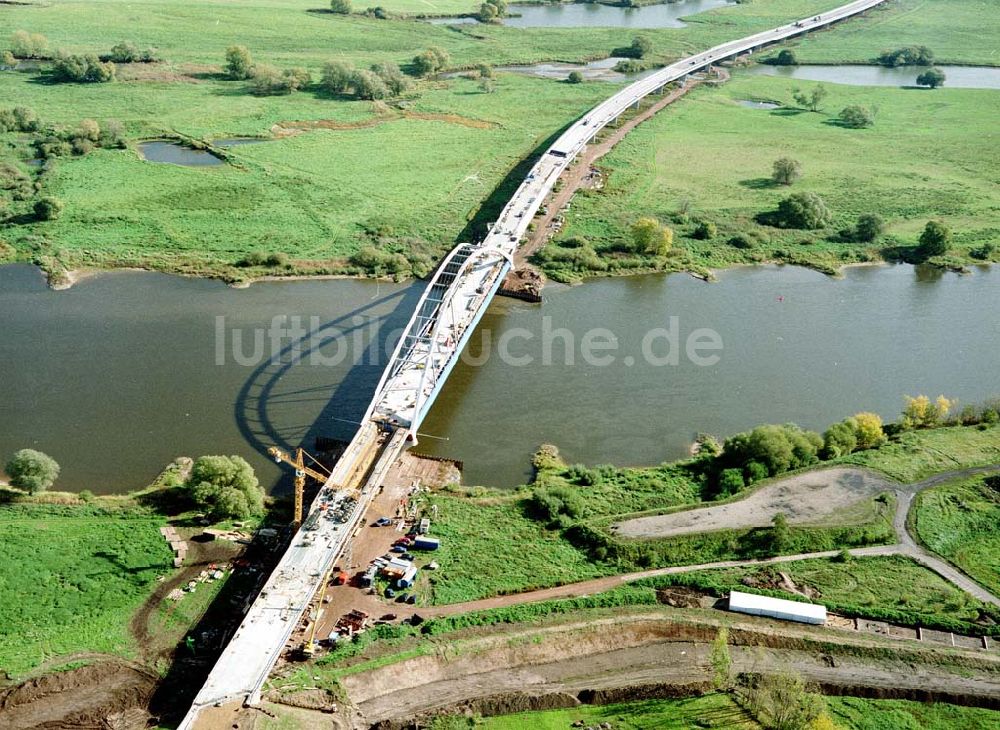 Luftaufnahme Tangermünde / Sachsen - Anhalt - Tangermünde / Sachsen-Anhalt Elbbrückenbau an der neuen Stadtumgehungsstrecke in Tangermünde / Sachsen - Anhalt