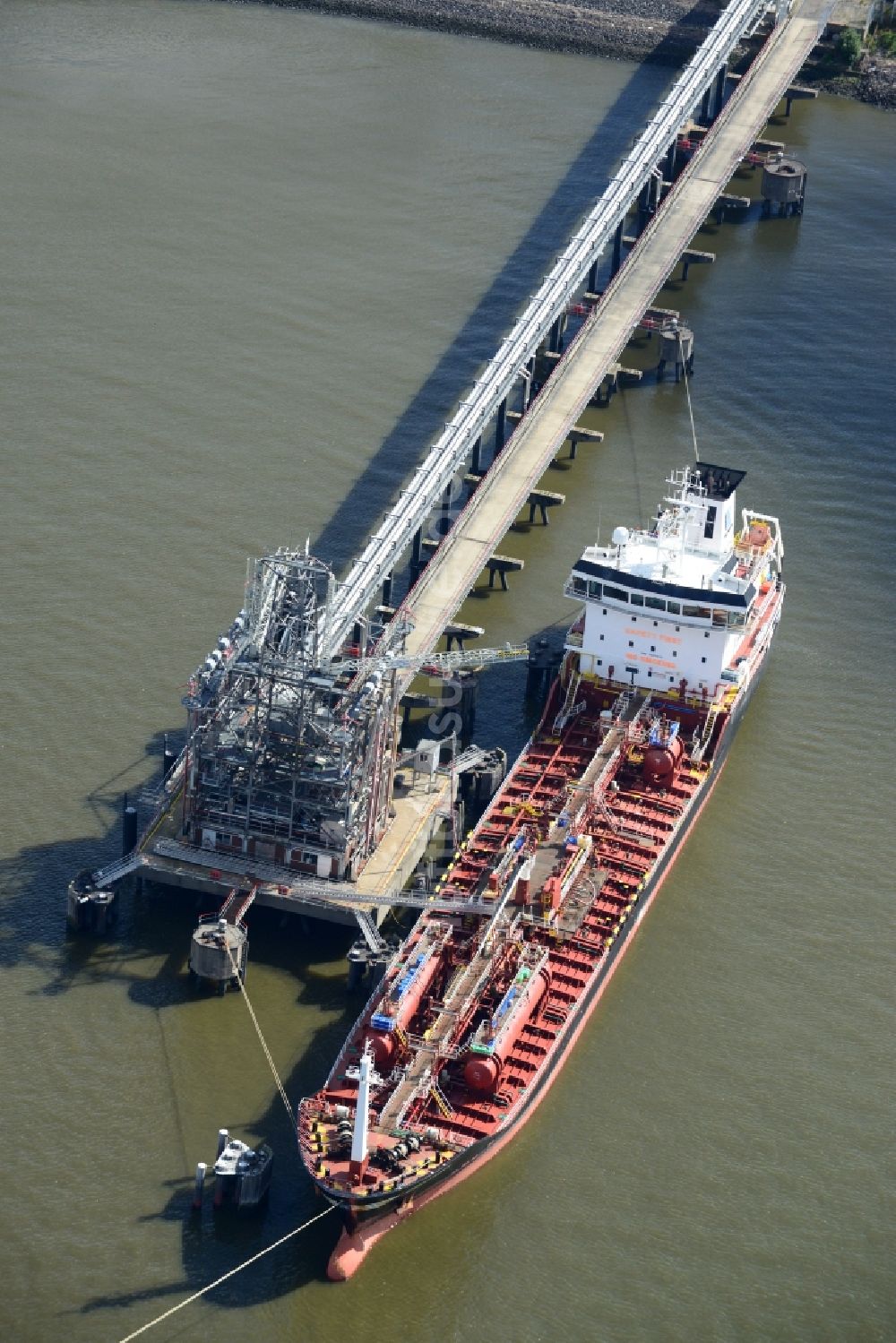 Hamburg aus der Vogelperspektive: Tankerlöschbrücke Köhlfleet-Hafen in Hamburg-Waltershof