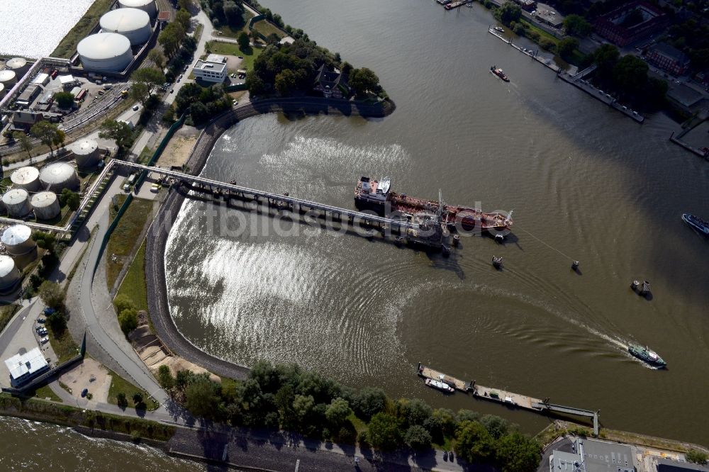 Luftbild Hamburg - Tankerlöschbrücke Köhlfleet-Hafen in Hamburg-Waltershof