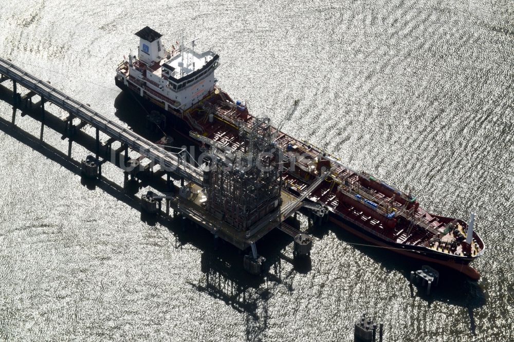 Luftbild Hamburg - Tankerlöschbrücke Köhlfleet-Hafen in Hamburg-Waltershof