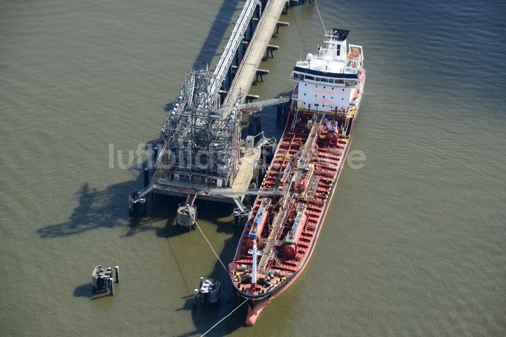 Luftaufnahme Hamburg - Tankerlöschbrücke Köhlfleet-Hafen in Hamburg-Waltershof