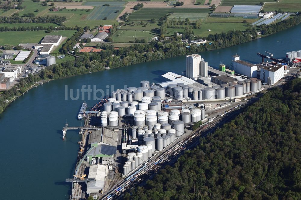 Muttenz aus der Vogelperspektive: Tanklager im Auhafen am Rhein in Birsfelden und Muttenz in der Schweiz