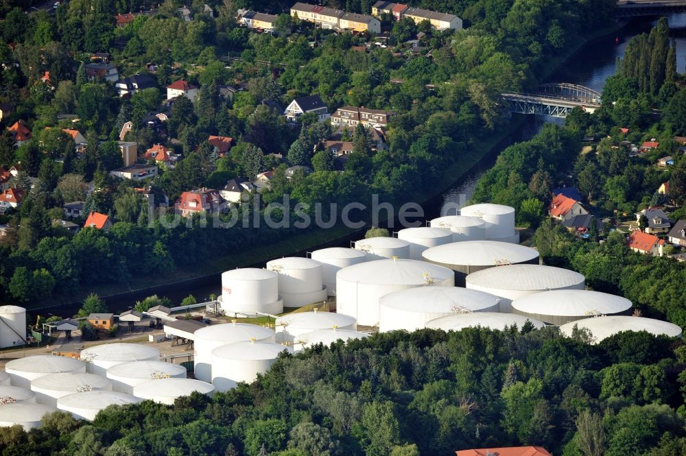 Berlin aus der Vogelperspektive: Tanklager der Oiltanking Deutschland GmbH & Co. KG in Berlin-Lankwitz