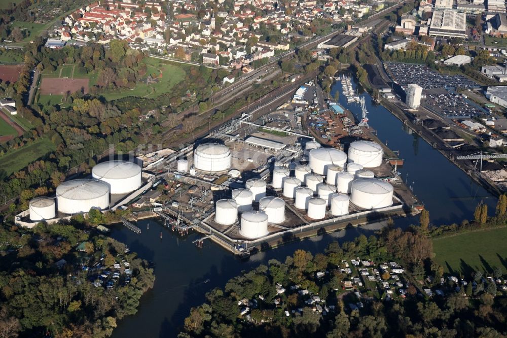 Ginsheim-Gustavsburg aus der Vogelperspektive: Tanklager der BP am Rheinufer bei Ginsheim- Gustavsburg im Bundesland Hessen