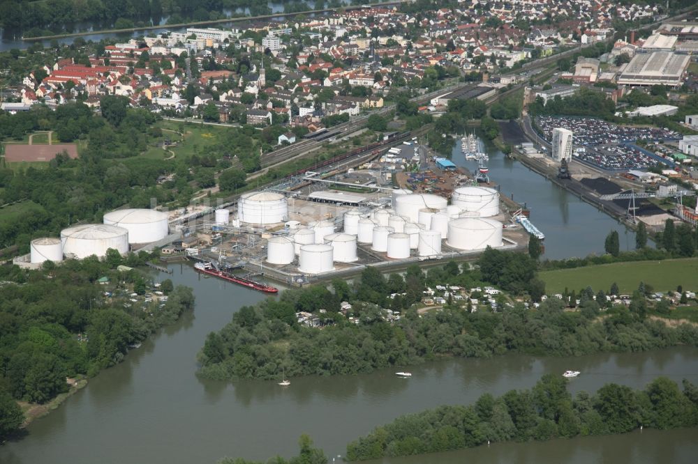 Ginsheim-Gustavsburg von oben - Tanklager der BP am Rheinufer bei Ginsheim- Gustavsburg im Bundesland Hessen