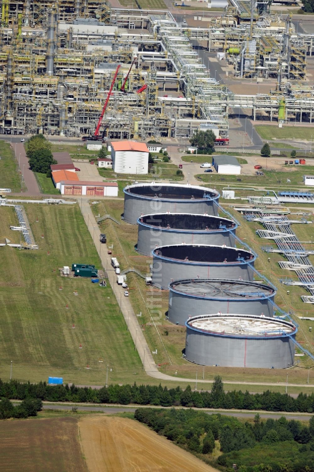 Leuna von oben - Tanks des Treibstofflagers der TOTAL Raffinerie Mitteldeutschland in Leuna im Bundesland Sachsen-Anhalt