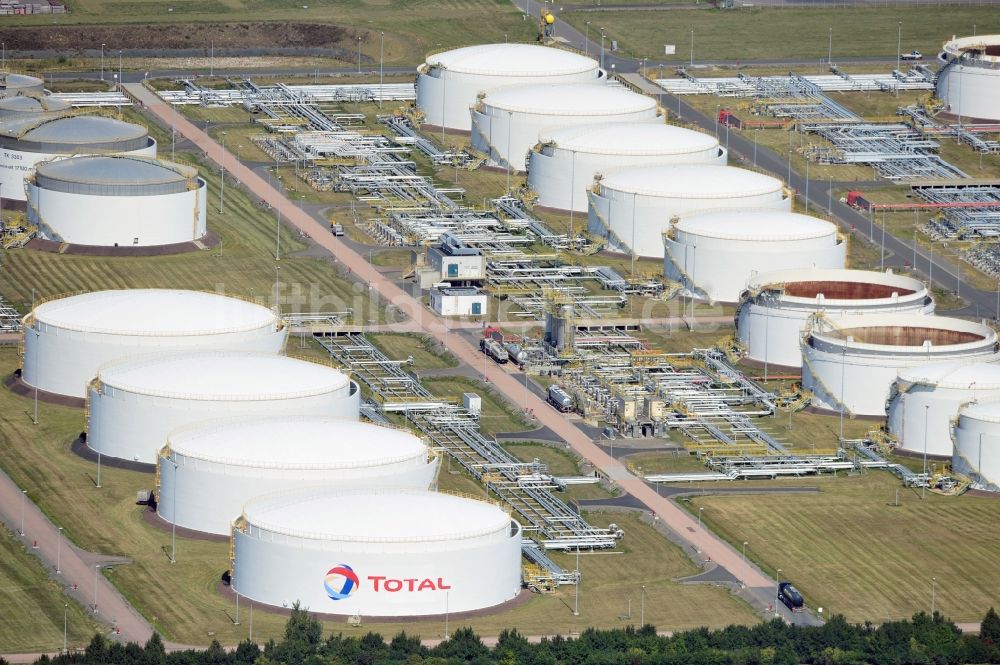 Leuna aus der Vogelperspektive: Tanks des Treibstofflagers der TOTAL Raffinerie Mitteldeutschland in Leuna im Bundesland Sachsen-Anhalt