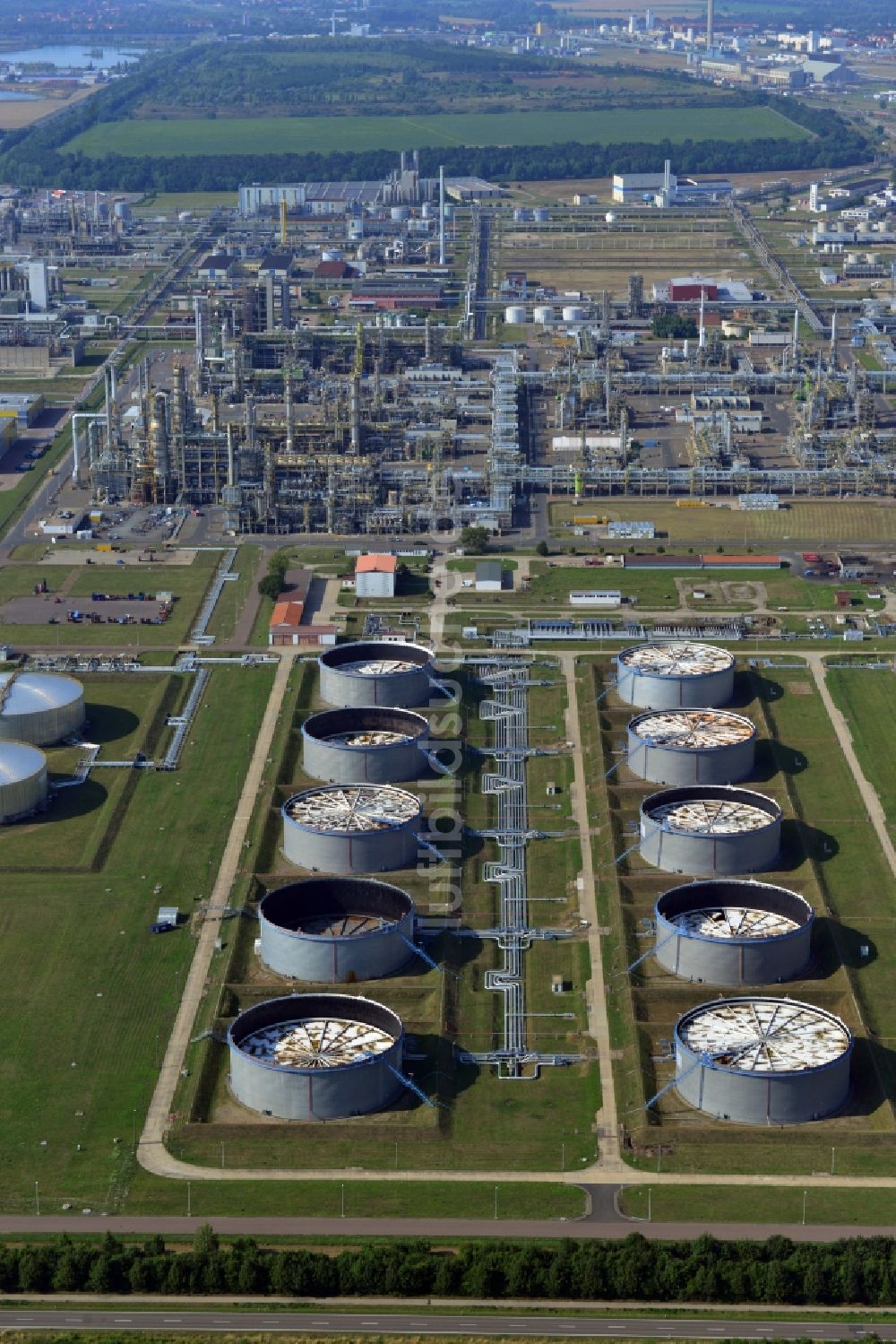 Leuna von oben - Tanks des Treibstofflagers der TOTAL Raffinerie Mitteldeutschland in Leuna im Bundesland Sachsen-Anhalt