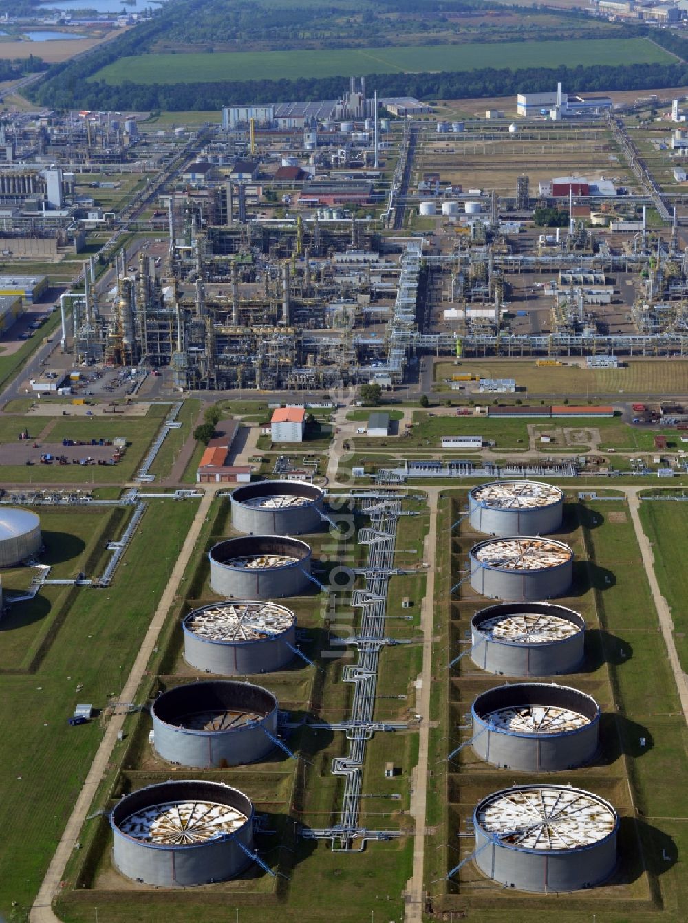 Leuna aus der Vogelperspektive: Tanks des Treibstofflagers der TOTAL Raffinerie Mitteldeutschland in Leuna im Bundesland Sachsen-Anhalt