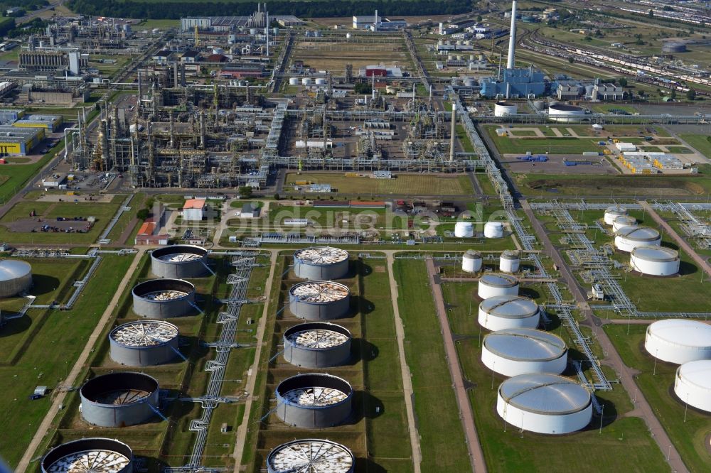 Luftbild Leuna - Tanks des Treibstofflagers der TOTAL Raffinerie Mitteldeutschland in Leuna im Bundesland Sachsen-Anhalt