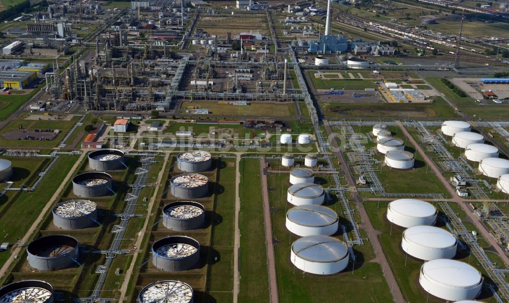 Luftaufnahme Leuna - Tanks des Treibstofflagers der TOTAL Raffinerie Mitteldeutschland in Leuna im Bundesland Sachsen-Anhalt