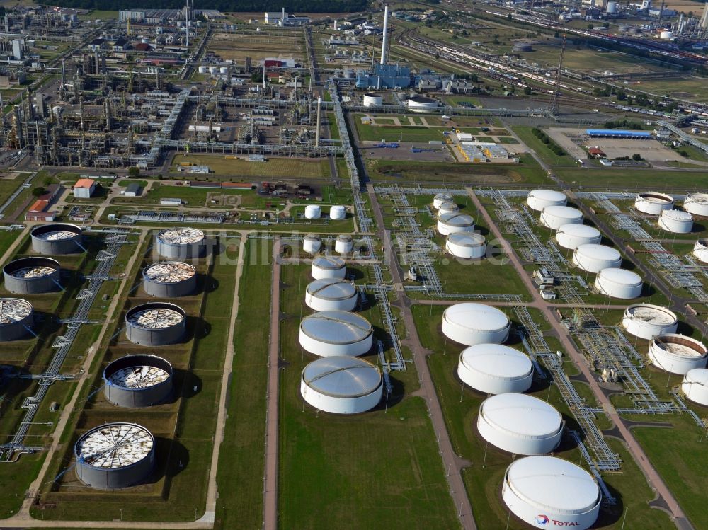 Leuna von oben - Tanks des Treibstofflagers der TOTAL Raffinerie Mitteldeutschland in Leuna im Bundesland Sachsen-Anhalt