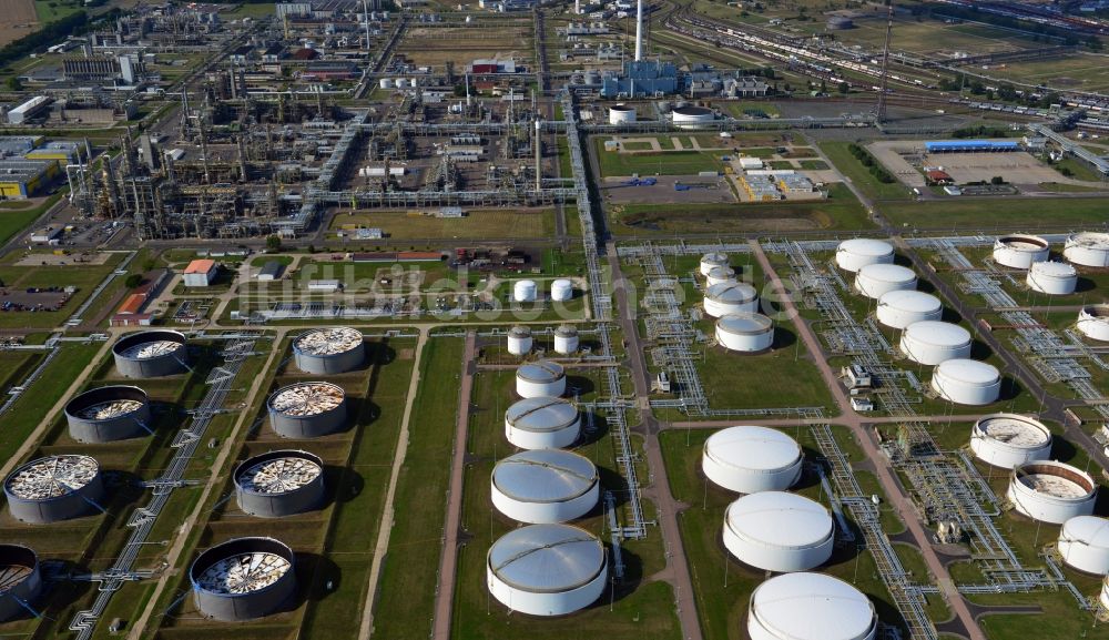 Leuna aus der Vogelperspektive: Tanks des Treibstofflagers der TOTAL Raffinerie Mitteldeutschland in Leuna im Bundesland Sachsen-Anhalt