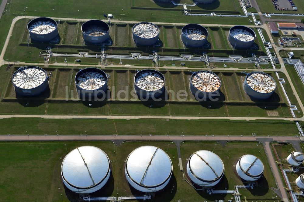 Luftaufnahme Leuna - Tanks des Treibstofflagers der TOTAL Raffinerie Mitteldeutschland in Leuna im Bundesland Sachsen-Anhalt