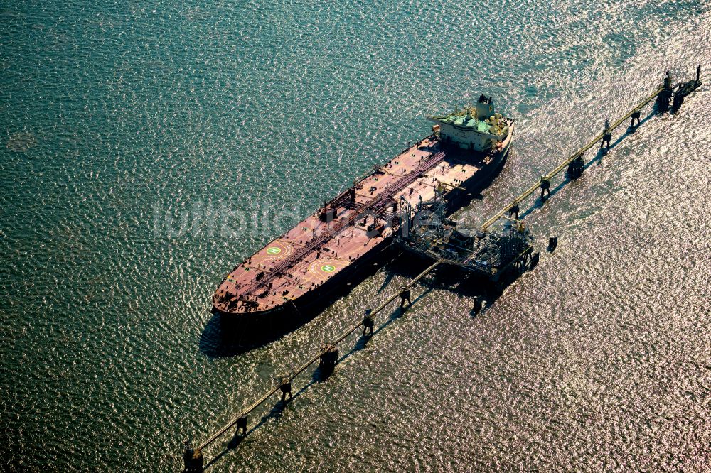 Luftaufnahme Wilhelmshaven - Tankschiff Sonangol Hulia im Hafen in Wilhelmshaven im Bundesland Niedersachsen, Deutschland