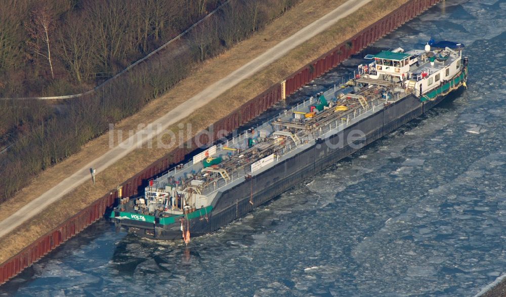 Luftaufnahme Marl - Tankschiff auf dem vereisten Wasserstraße des Wesel-Dattel-Kanal bei Marl im Bundesland Nordrhein-Westfalen