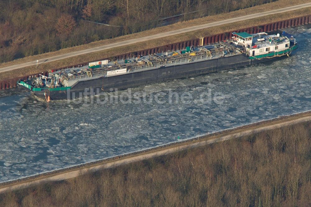 Marl von oben - Tankschiff auf dem vereisten Wasserstraße des Wesel-Dattel-Kanal bei Marl im Bundesland Nordrhein-Westfalen