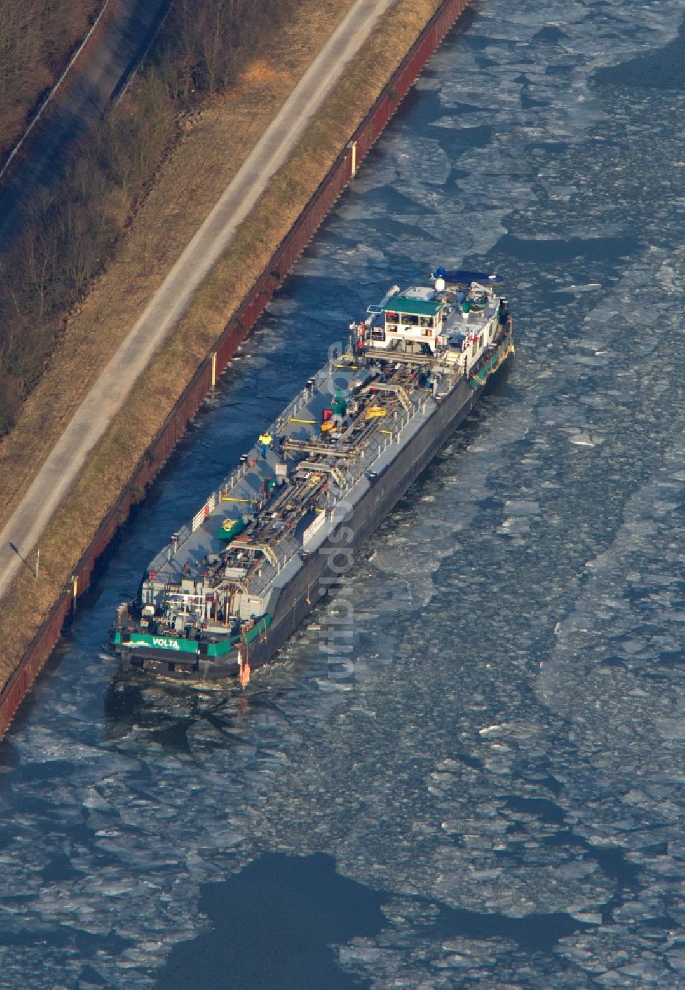 Marl aus der Vogelperspektive: Tankschiff auf dem vereisten Wasserstraße des Wesel-Dattel-Kanal bei Marl im Bundesland Nordrhein-Westfalen