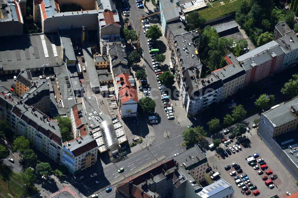 Luftaufnahme Berlin - Tankstelle der Shell AG an der Prinzenallee Ecke Osloer Straße im Stadtteil Wedding in Berlin