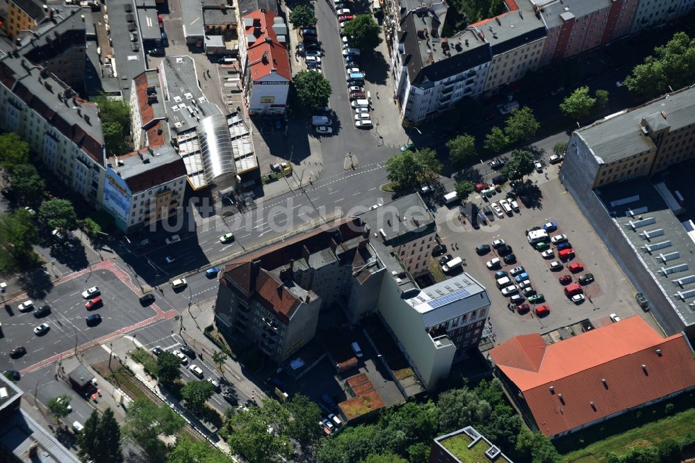 Berlin von oben - Tankstelle der Shell AG an der Prinzenallee Ecke Osloer Straße im Stadtteil Wedding in Berlin