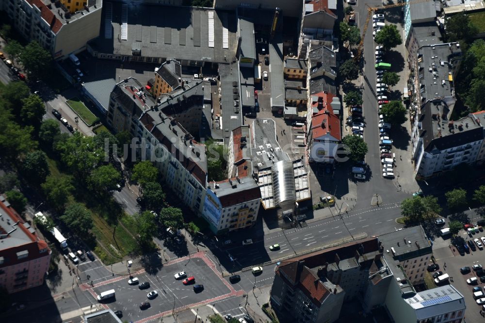 Berlin aus der Vogelperspektive: Tankstelle der Shell AG an der Prinzenallee Ecke Osloer Straße im Stadtteil Wedding in Berlin