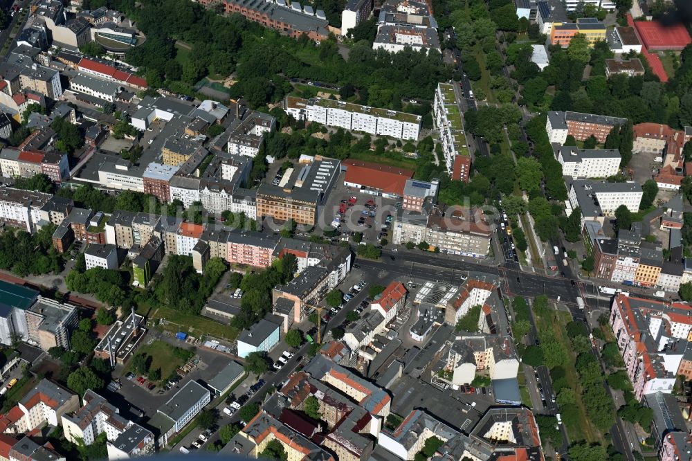 Luftaufnahme Berlin - Tankstelle der Shell AG an der Prinzenallee Ecke Osloer Straße im Stadtteil Wedding in Berlin