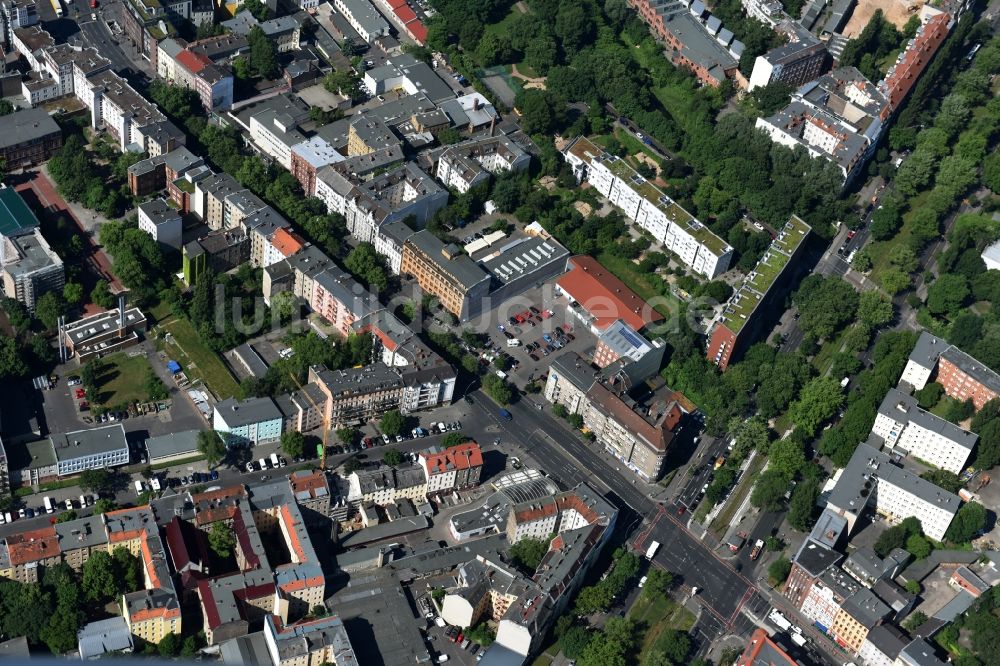 Berlin aus der Vogelperspektive: Tankstelle der Shell AG an der Prinzenallee Ecke Osloer Straße im Stadtteil Wedding in Berlin