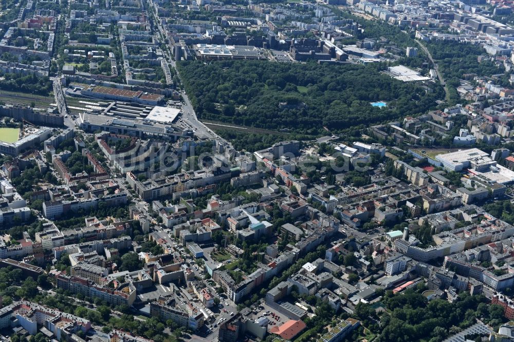 Berlin aus der Vogelperspektive: Tankstelle der Shell AG an der Prinzenallee Ecke Osloer Straße im Stadtteil Wedding in Berlin