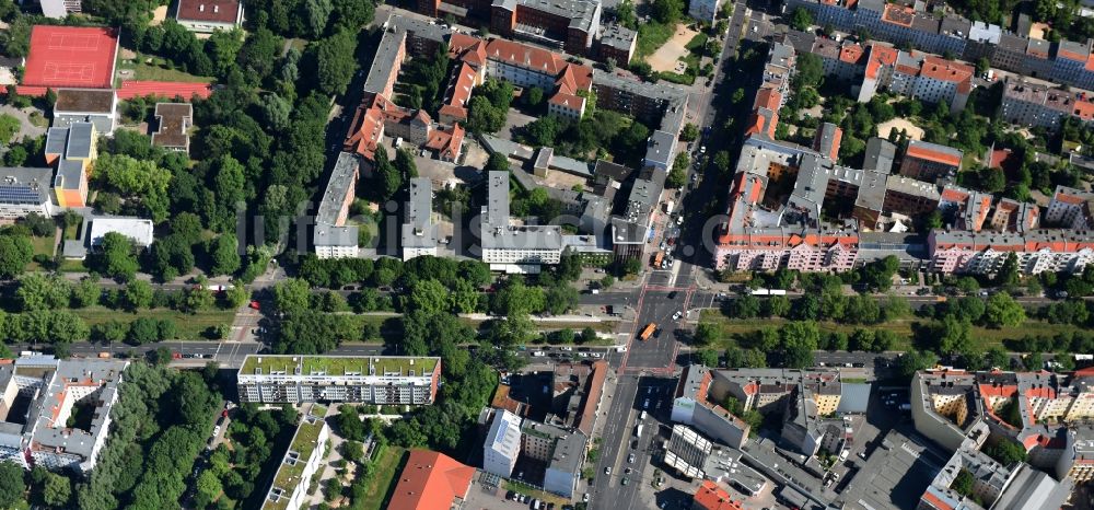 Luftaufnahme Berlin - Tankstelle der Shell AG an der Prinzenallee Ecke Osloer Straße im Stadtteil Wedding in Berlin