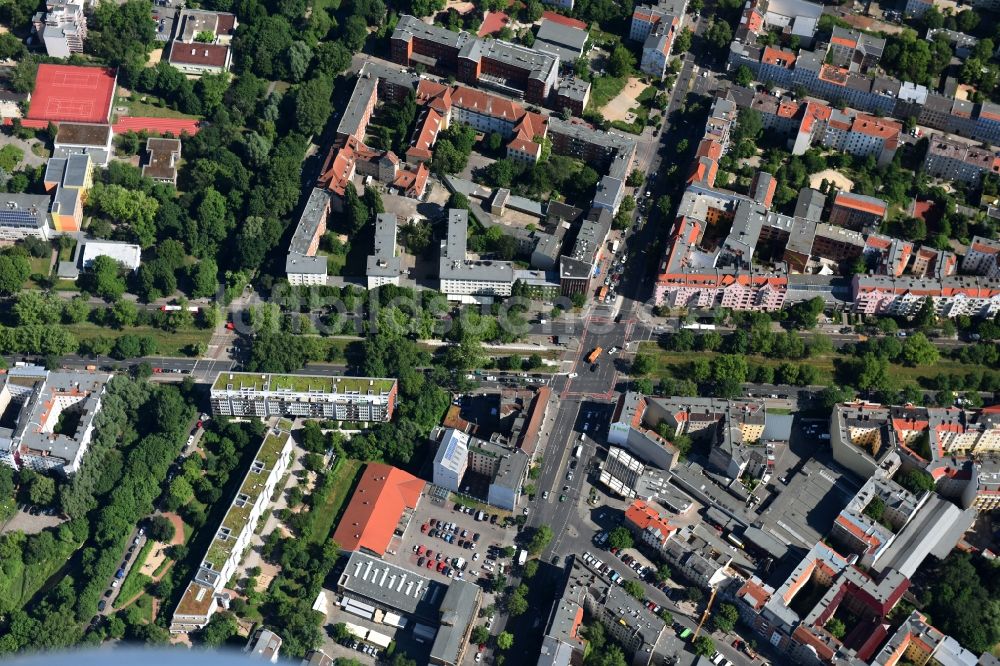 Berlin von oben - Tankstelle der Shell AG an der Prinzenallee Ecke Osloer Straße im Stadtteil Wedding in Berlin