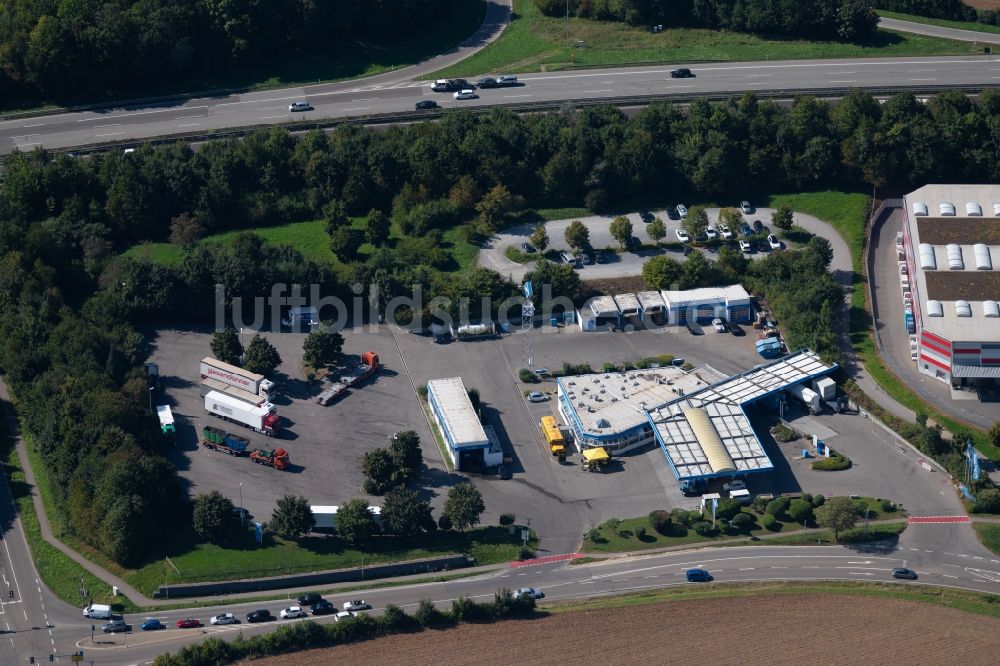 Luftaufnahme Ilsfeld - Tankstelle zum Verkauf von Benzin und Diesel- Kraftstoffen und Mineralöl- Handel der Aral Aktiengesellschaft an der Hauptstraße in Ilsfeld im Bundesland Baden-Württemberg, Deutschland