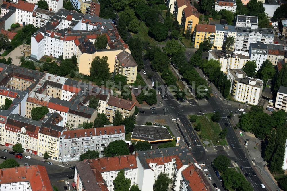 Berlin von oben - Tankstelle zum Verkauf von Benzin und Diesel- Kraftstoffen und Mineralöl- Handel der Shell AG an der Bornholmer Straße - Jülicher Straße in Berlin