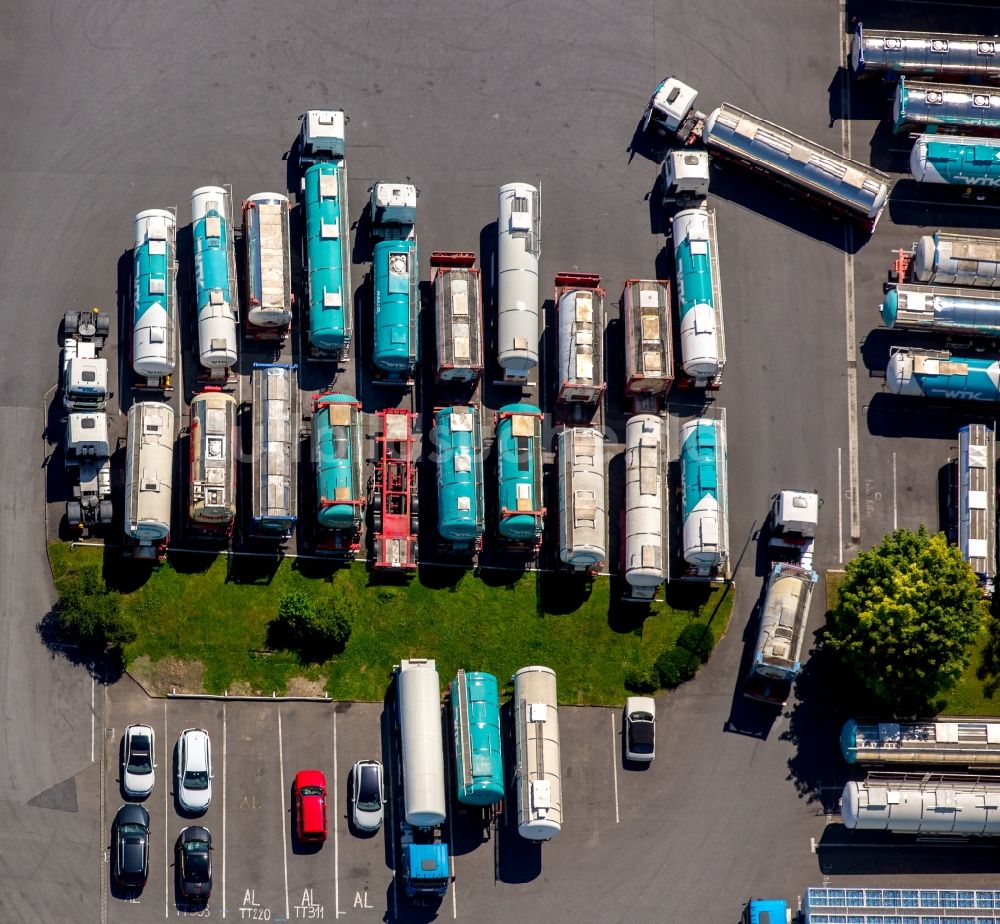 Witten aus der Vogelperspektive: Tankwagen und Tanklaster auf dem Gelände des Logistikunternehmens Wittener Transport-Kontor (WTK) - Heinrich Stratmann GmbH in Witten im Bundesland Nordrhein-Westfalen