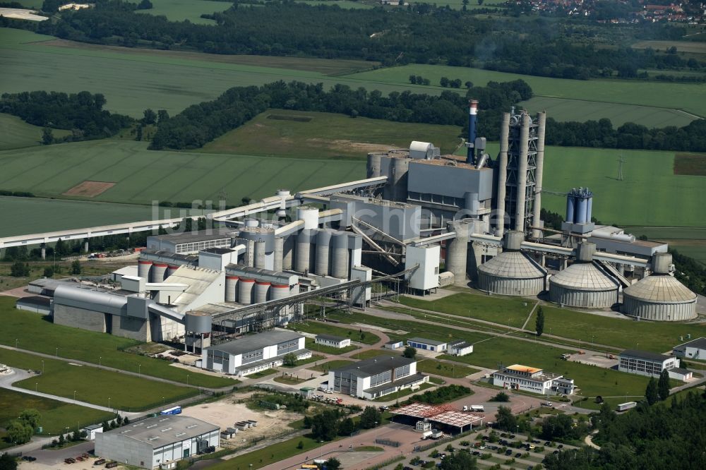 Bernburg (Saale) aus der Vogelperspektive: Technische Anlagen im Gewerbe- und Industriegebiet Schwenk in Bernburg (Saale) im Bundesland Sachsen-Anhalt