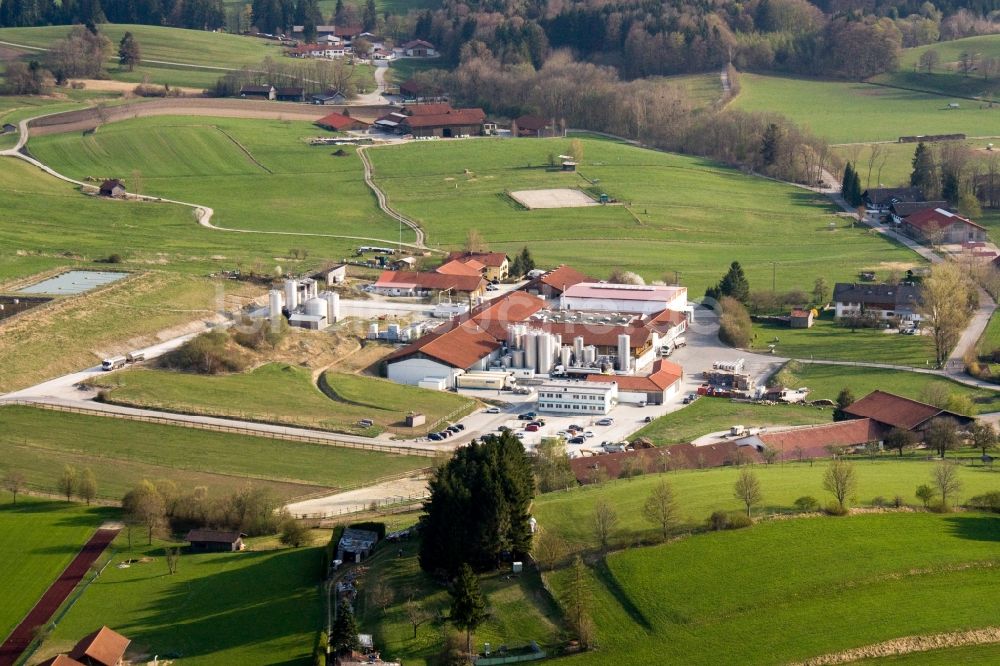 Andechs aus der Vogelperspektive: Technische Anlagen im Industriegebiet Andechser Molkerei Scheitz in Andechs im Bundesland Bayern