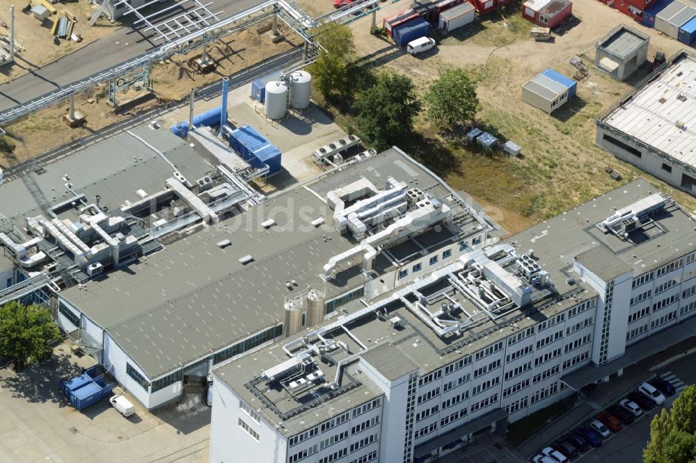 Luftbild Berlin - Technische Anlagen im Industriegebiet der Berlin-Chemie AG in Berlin