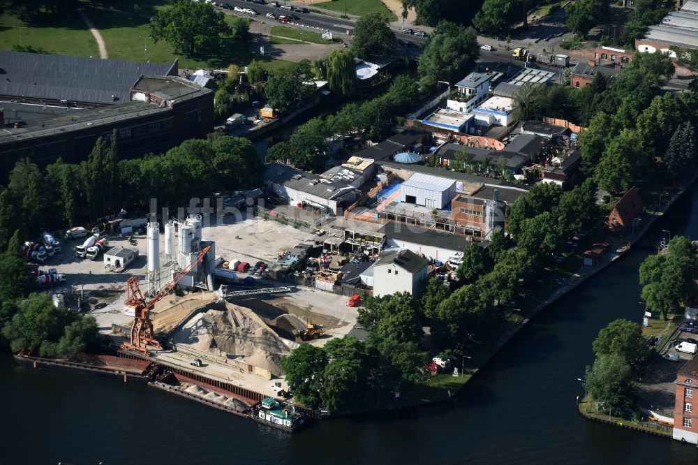 Luftbild Berlin - Technische Anlagen im Industriegebiet der Cemex Deutschland AG in Berlin