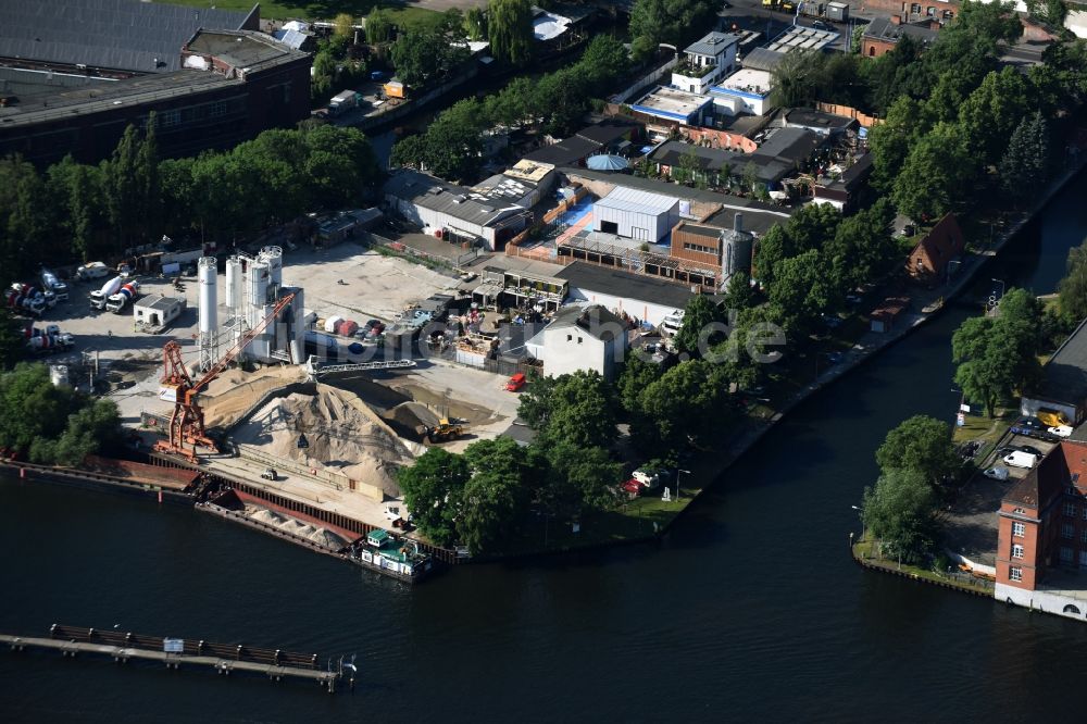 Luftaufnahme Berlin - Technische Anlagen im Industriegebiet der Cemex Deutschland AG in Berlin