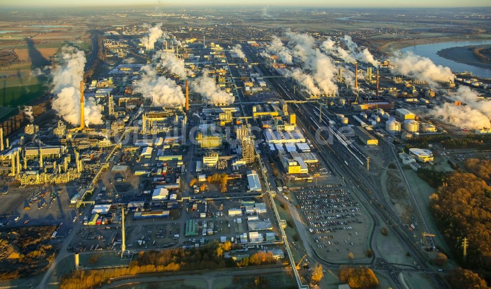 Köln von oben - Technische Anlagen im Industriegebiet Chempark Dormagen im Ortsteil Chorweiler in Köln im Bundesland Nordrhein-Westfalen