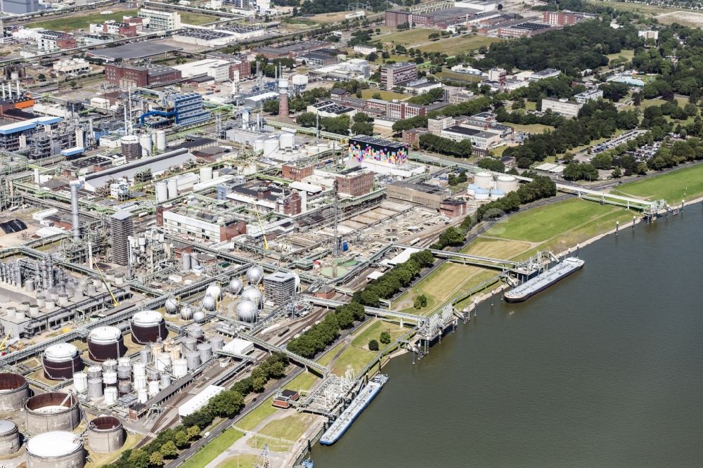 Luftaufnahme Köln - Technische Anlagen im Industriegebiet Chempark Dormagen im Ortsteil Chorweiler in Köln im Bundesland Nordrhein-Westfalen