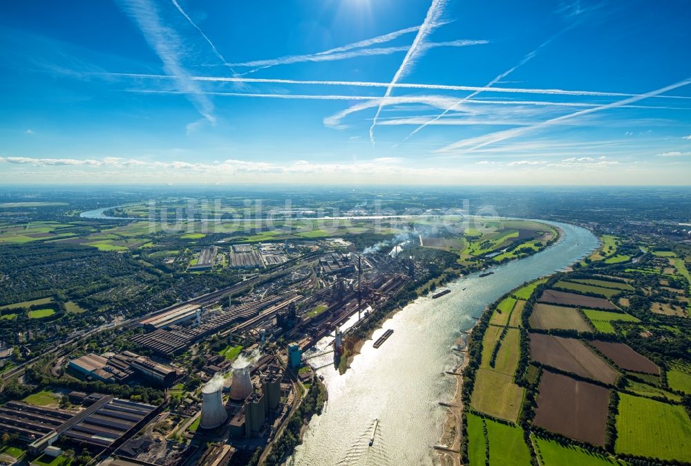 Luftbild Duisburg - Technische Anlagen im Industriegebiet Duisburg- Hüttendorf unmittelbar am Fluss- Verlauf des Rhein in Duisburg im Bundesland Nordrhein-Westfalen