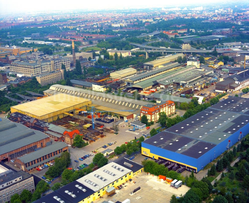 Berlin von oben - Technische Anlagen im Industriegebiet entlang der Industriestraße im Ortsteil Tempelhof in Berlin, Deutschland