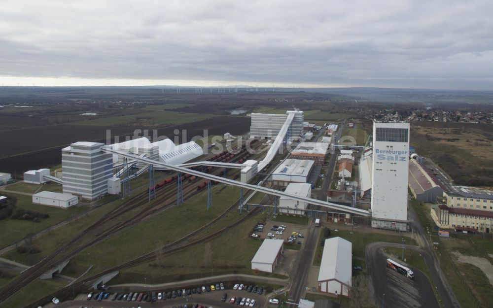 Luftaufnahme Bernburg (Saale) - Technische Anlagen im Industriegebiet der ESCO Bernburger Salzwerke in Bernburg (Saale) im Bundesland Sachsen-Anhalt, Deutschland