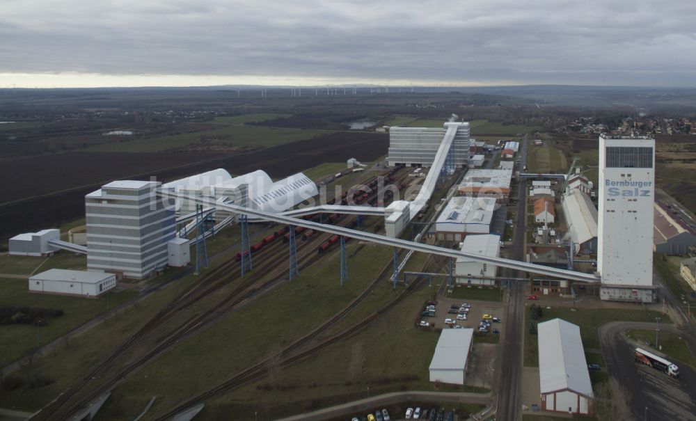 Bernburg (Saale) von oben - Technische Anlagen im Industriegebiet der ESCO Bernburger Salzwerke in Bernburg (Saale) im Bundesland Sachsen-Anhalt, Deutschland