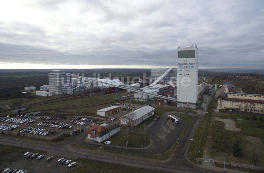 Bernburg (Saale) aus der Vogelperspektive: Technische Anlagen im Industriegebiet der ESCO Bernburger Salzwerke in Bernburg (Saale) im Bundesland Sachsen-Anhalt, Deutschland