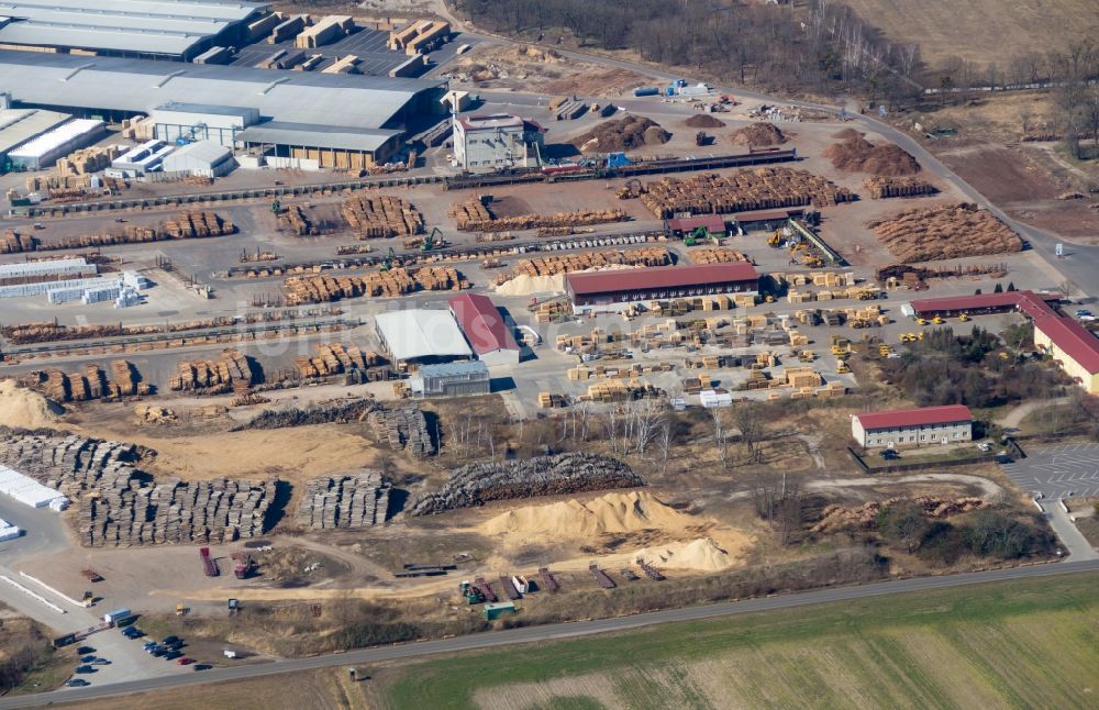 Torgau aus der Vogelperspektive: Technische Anlagen im Industriegebiet der HIT Holzindustrie Torgau OHG in Torgau im Bundesland Sachsen